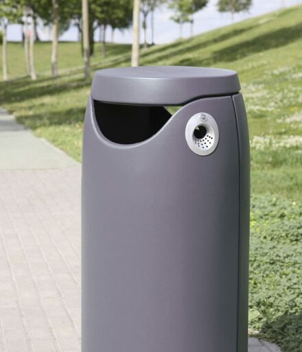 Diseño urbano funcional con materiales robustos.