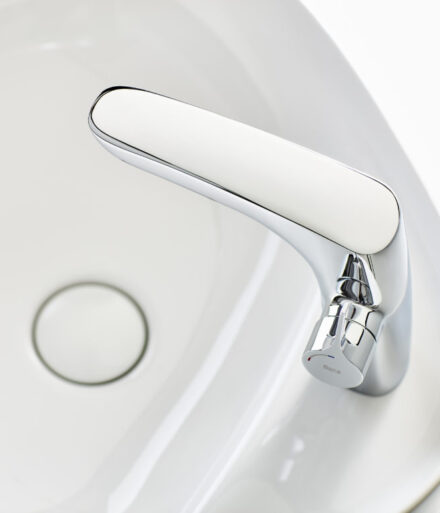 Diseño baño grifo metálico insignia