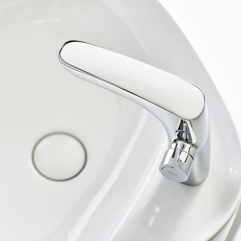 Diseño baño grifo metálico insignia