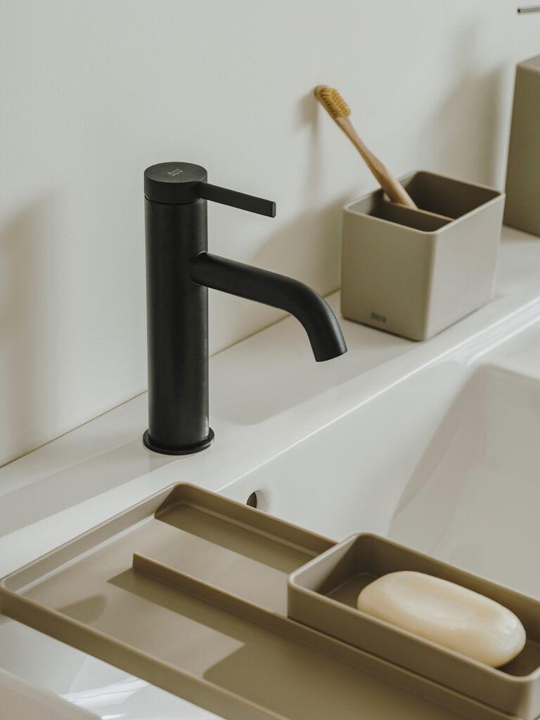Diseño baño grifo negro